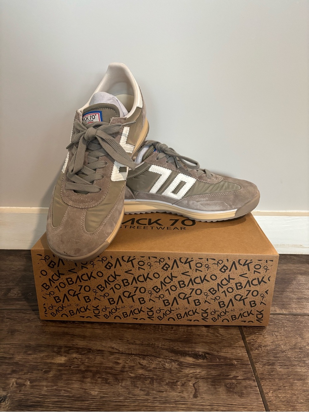 Taupe Retro-Style Men's Sneakers with White Accent